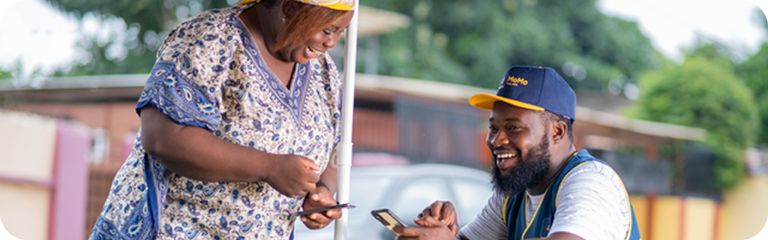 Momo Agent helping a woman use the Momo App